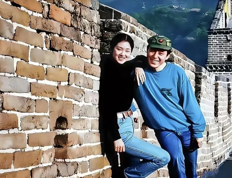1989年，长城墙砖见证了一段特别的留影。照片里，一人黑衣牛仔裤，俏皮抬腿、手臂