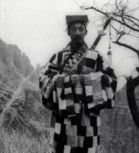 1957年，全国道教协会会议上，朱德请救下狼牙山五壮士的李圆通道长到解放军医院任