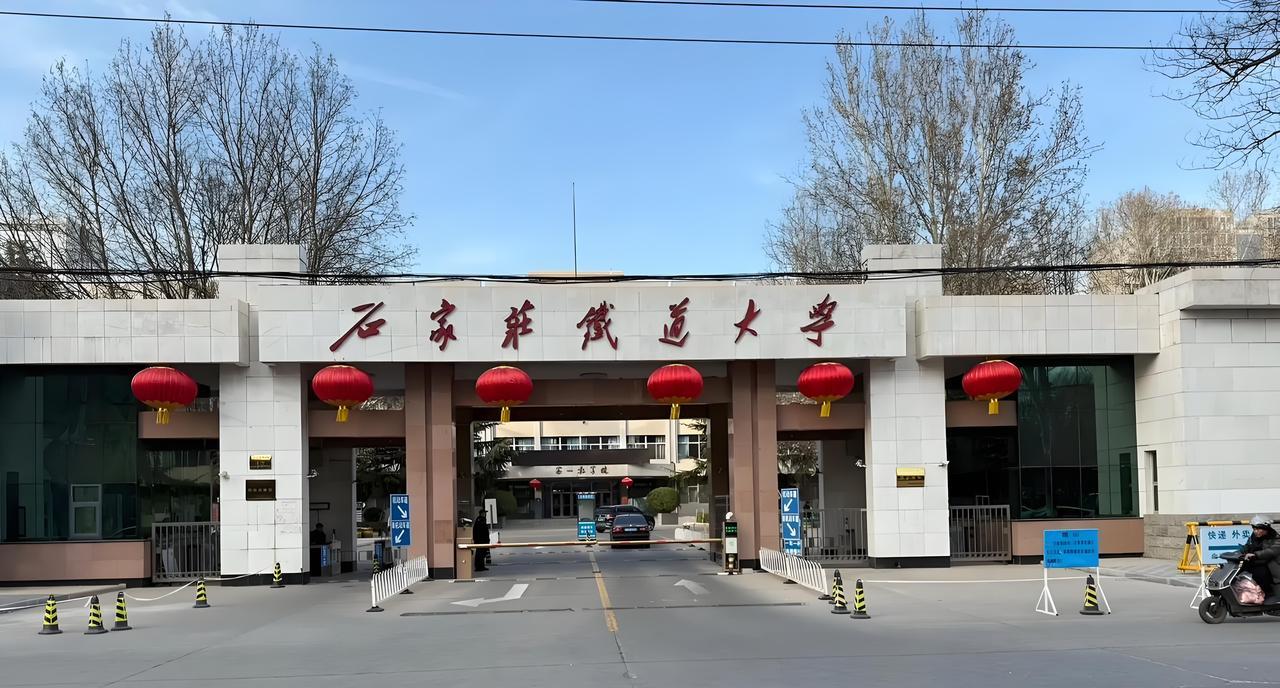 动车组检修技术也特别吃香。课程包括动车组机械构造、电气控制系统等。毕业生可以去铁