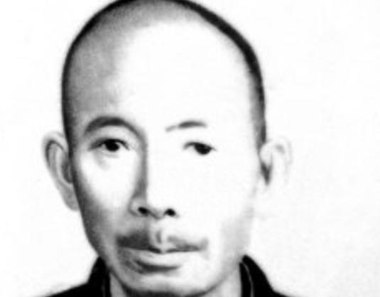 1976年，一名老人在北京军事博物馆参观时，看着四下无人，偷偷摸了一下文物，被工