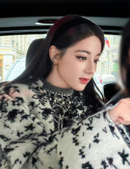 前两个月的赵露思
上个月的白鹿
昨天的泫雅
今天的迪丽热巴
一个个年纪轻轻，身体