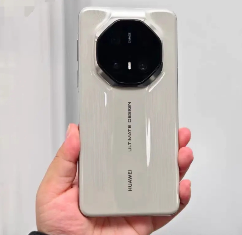 我朋友挺厉害的，花5000元买了个价值11999元的华为非凡大师 Mate 70