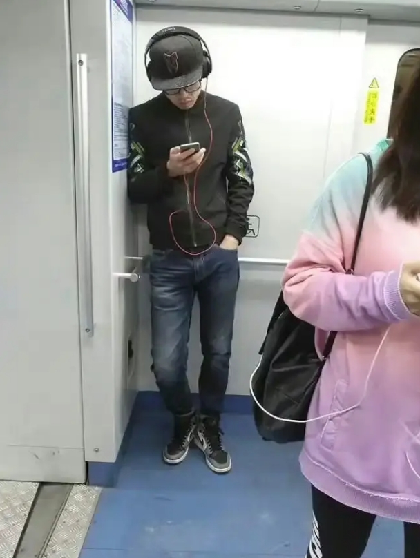 戴个20多年前的破耳机还挺酷的？ 