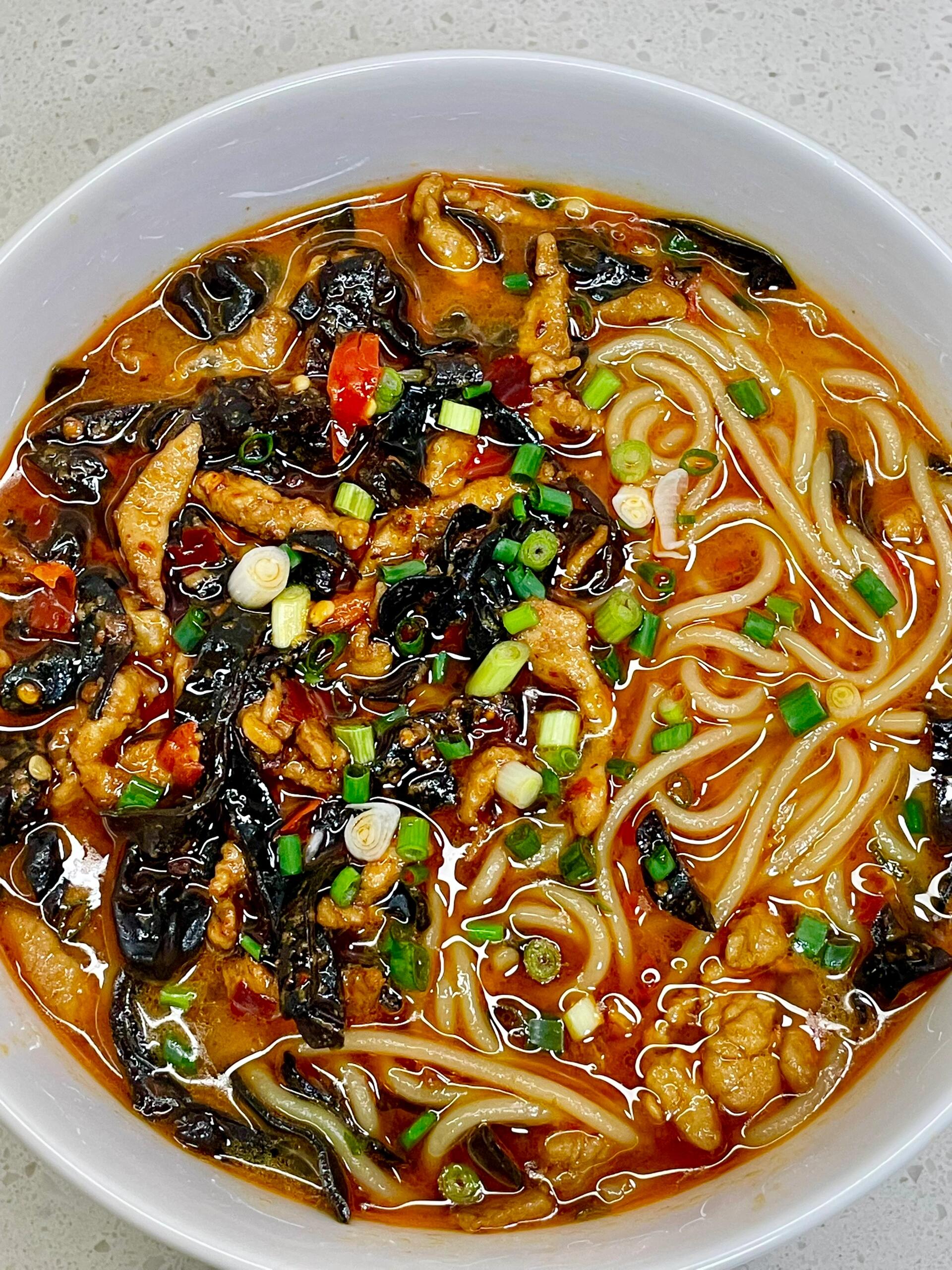 巨好吃的木耳肉丝米粉，附详细做法～
吃了一次就上瘾的木耳肉丝米粉，又鲜又辣让人上