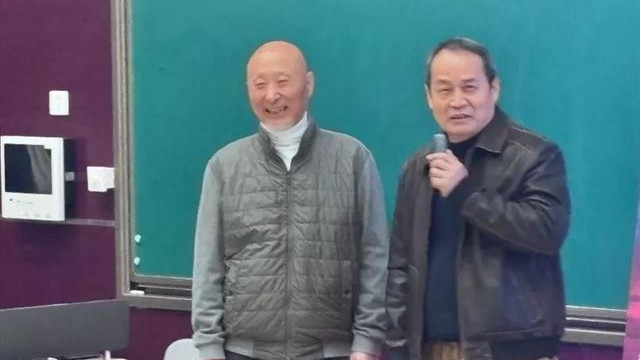陈佩斯现身中戏讲课，教室座无虚席，走道都挤满人，靳东也去听课