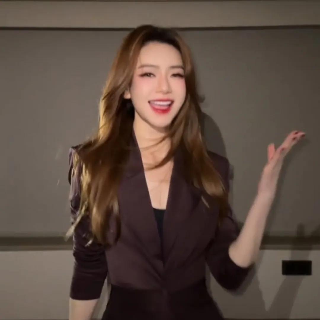 除了戚薇和戚继光，到现在没见过第三个姓戚的人，不知道为啥，感觉戚薇这个名字就很紫