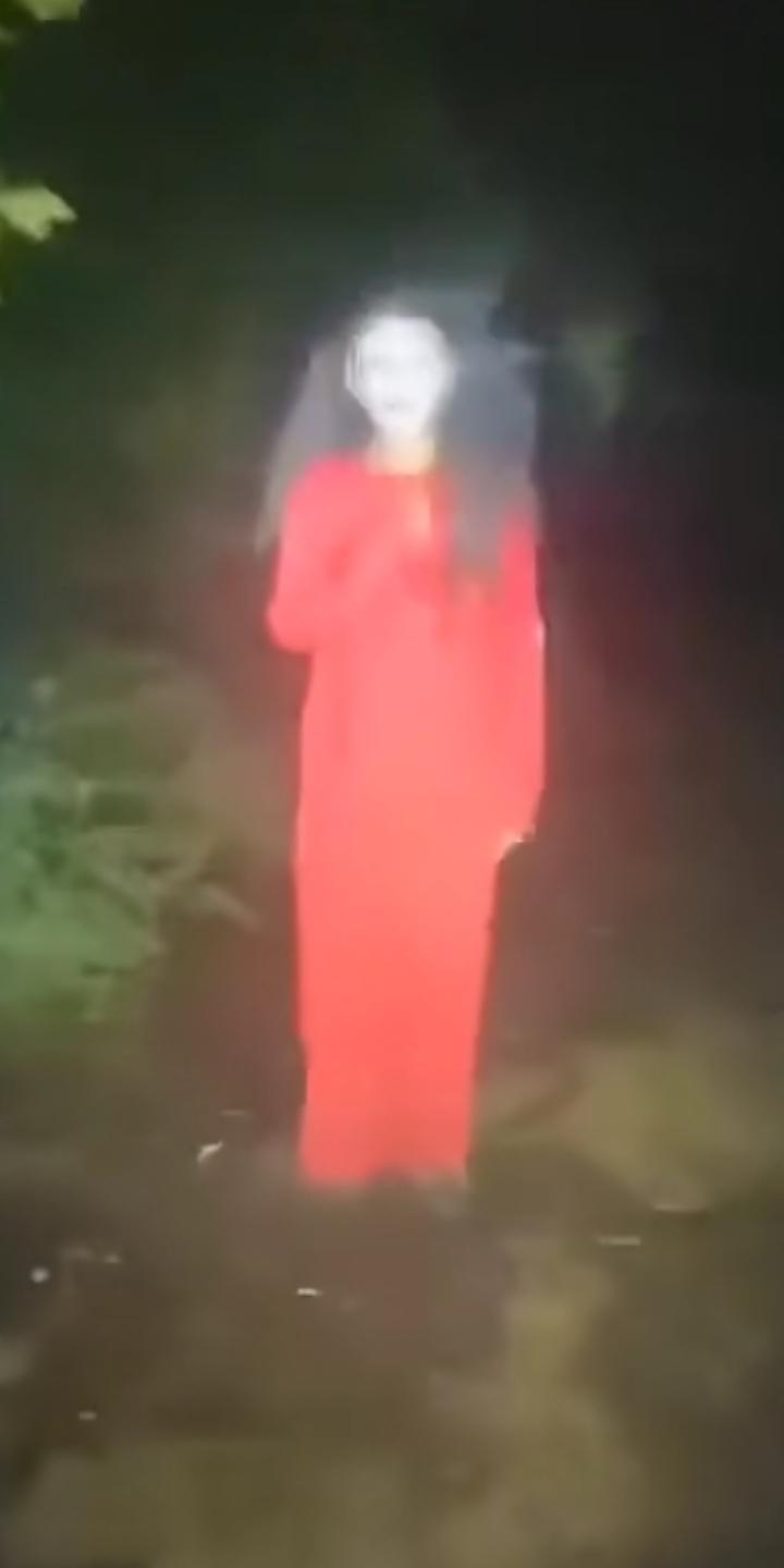 漏馅了吧！半夜三更装神弄鬼吓唬了不少人，结果路人报警，警察到后将其擒拿，经申问，