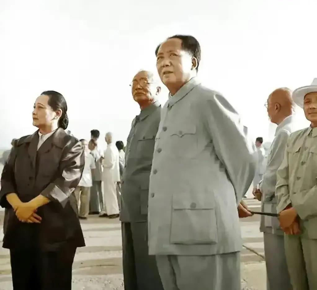 这张珍贵的合影摄于上世纪50年代北京机场，记录了新中国重要历史时刻。
画面中从左