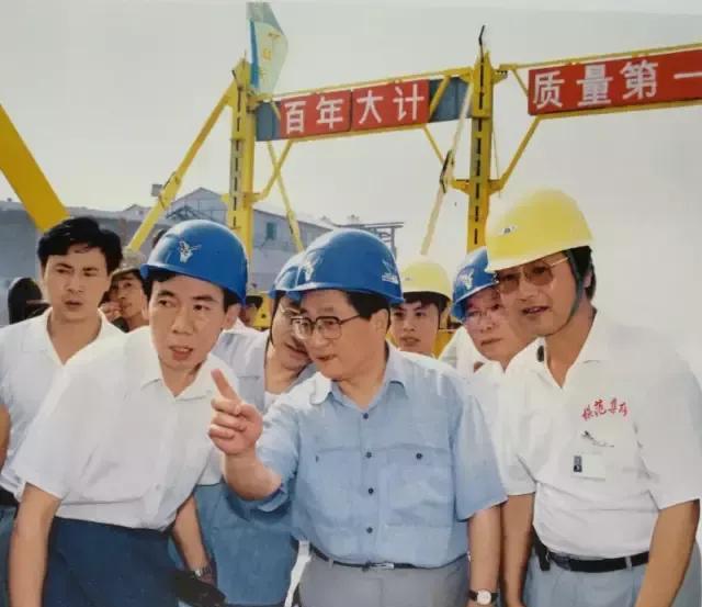 1994年5月30日，被誉为“马路市长”的黄菊深入内环线建设工地调研。