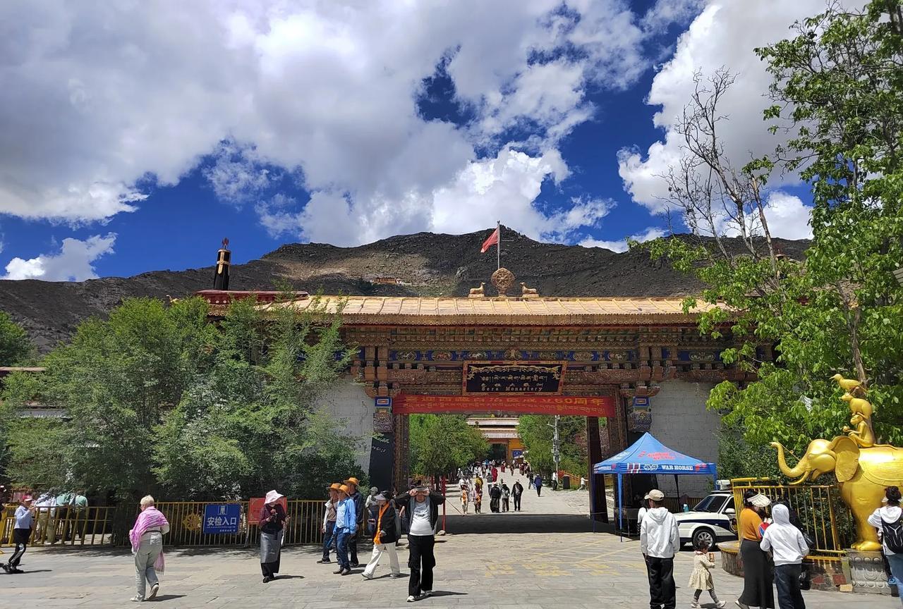 色拉寺：明永乐十七年（1419）兴建，全盛期寺中有僧8000余，自古就是高僧活佛