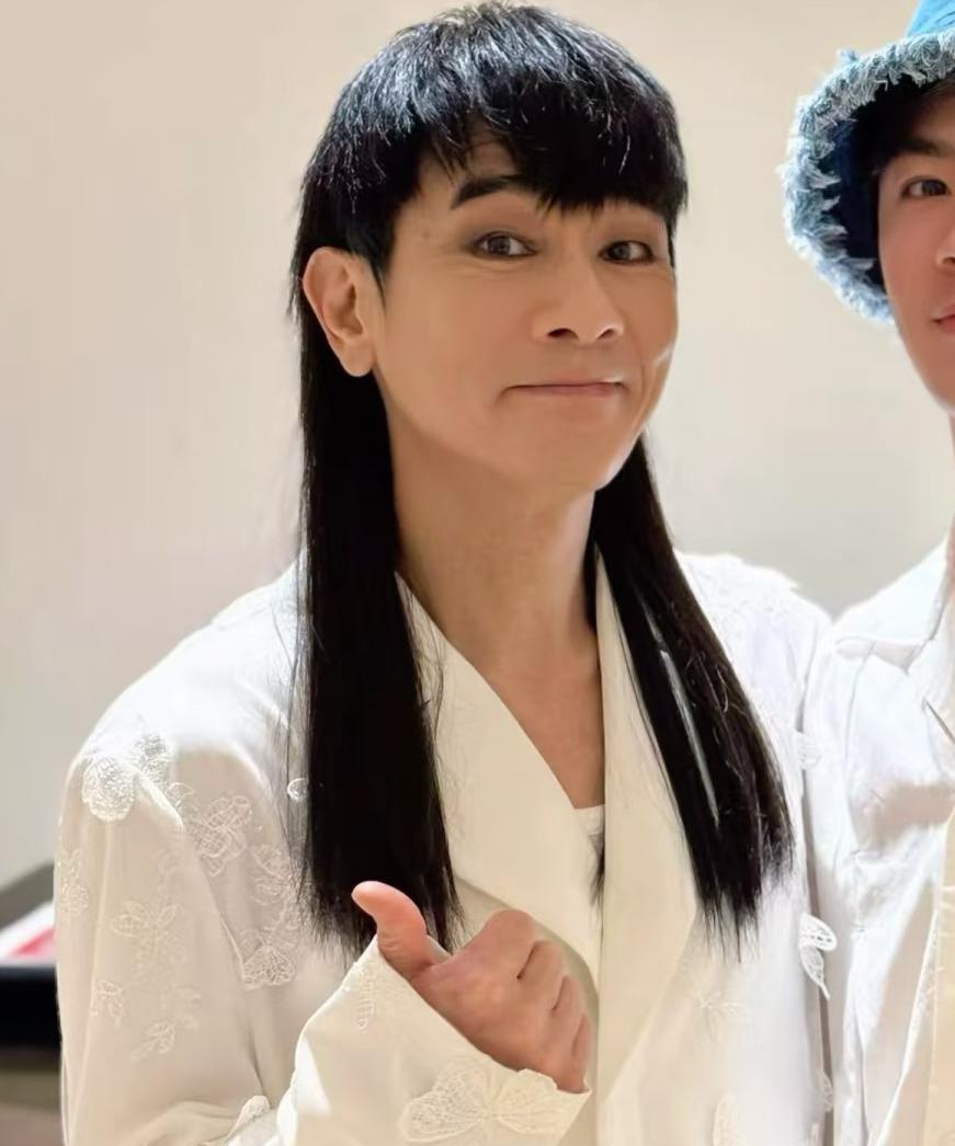 陈小春演唱会有点意思
这就是90年代港星的实力啊！
时隔6年开演唱会座无虚席，票