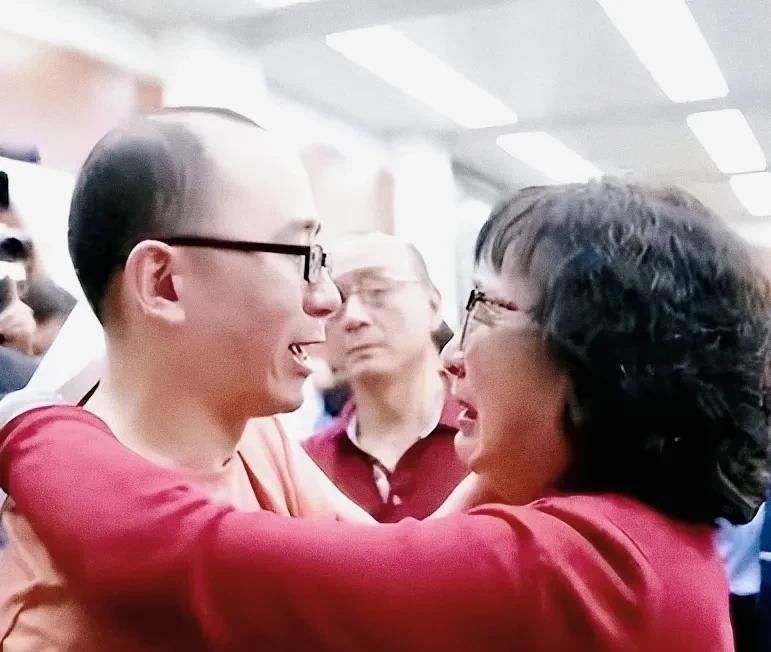 三十二载寻亲路，泪眼终识梦中人！
照片里，她双手紧紧环抱着一个比她高半头的男人，