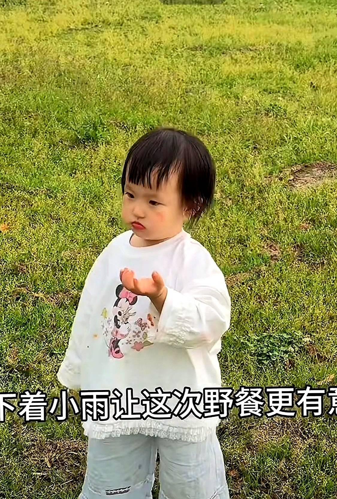 今天下午，闪妈黄一鸣终于更新视频啦！
昨天鸣鸣没有直播，网友们都担心闪妈的状况呢
