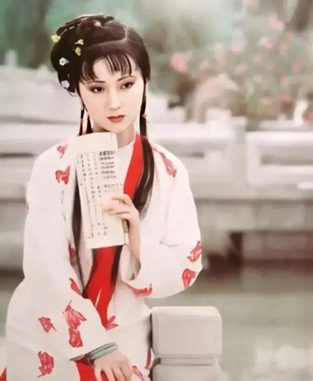 她的演技为观众带来了经典，后人难以超越。
陈晓旭的一生既有演艺上的辉煌，又有商业
