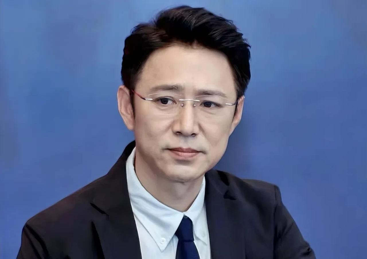 不查不知道，高鑫的家庭条件比董子健的还要富裕！
董子健的妈妈是内娱第一经纪人，但