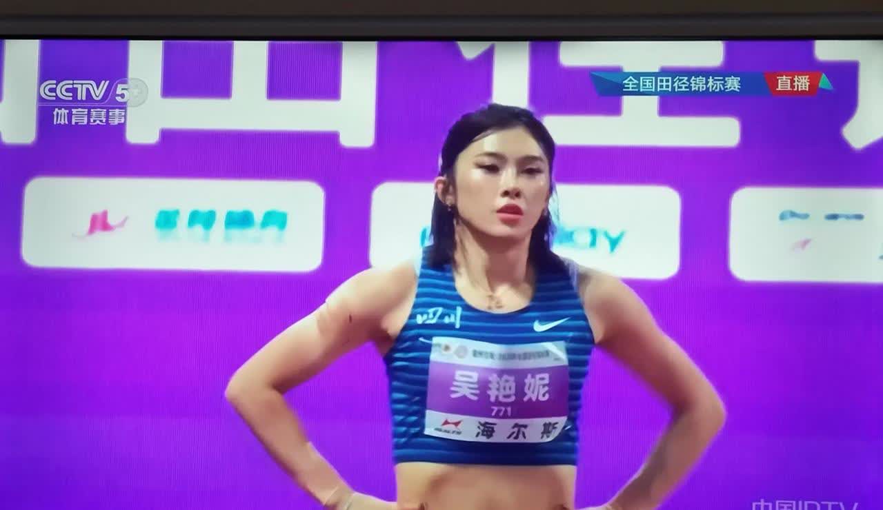 今天晚上吴艳妮运气真好！在刘景扬摔倒，林雨薇摔倒的情况下，获得冠军。
特别是刘