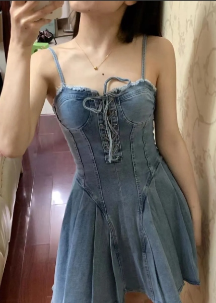 第一次穿吊带裤，这样出门违法吗？
