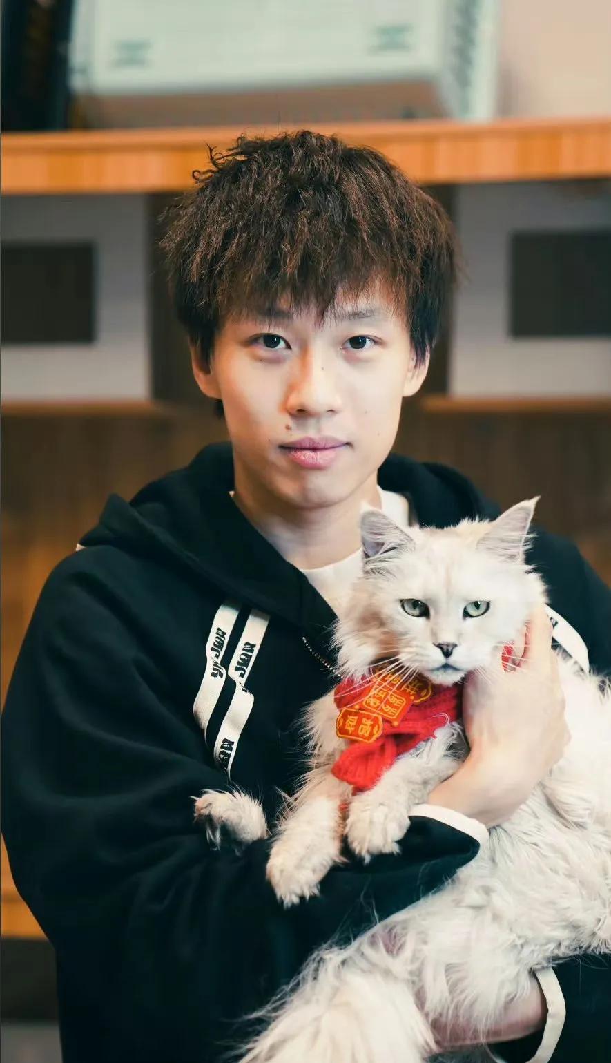 林高远又出新歌了，真是多才多艺，文武双全的小林将军
这首新歌名叫《将军》，是林高