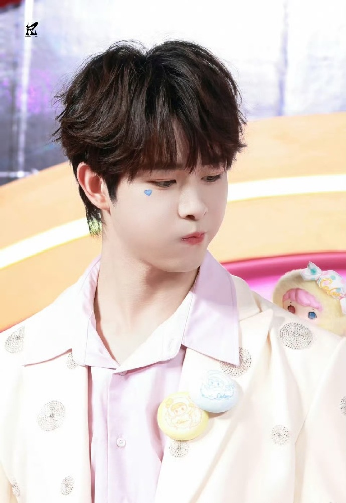 田嘉瑞真的把粉丝当朋友，把粉丝放在心尖上啊！！对着粉丝温柔挥手，耐心配合比手势，