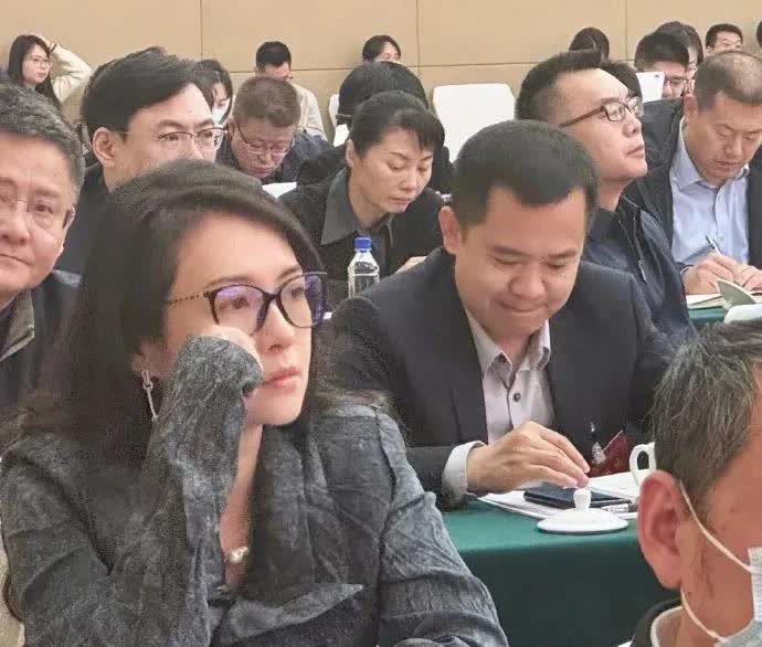 3月19日，章子怡素颜开会上热搜
网友：会议里怎么混入了一个森林北？
伤害性