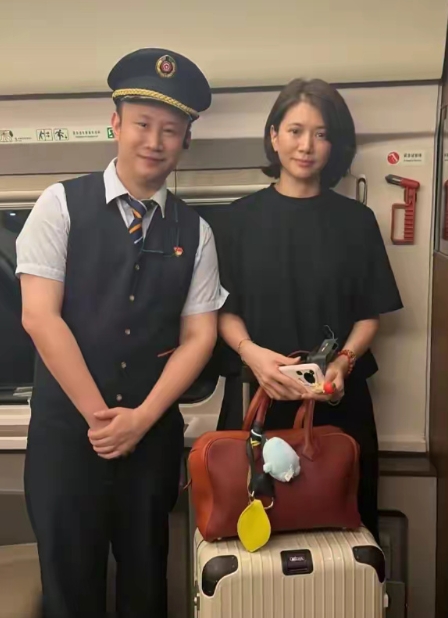 53岁袁咏仪坐高铁出行，剪了短发好利落，素颜下皮肤状态很好。