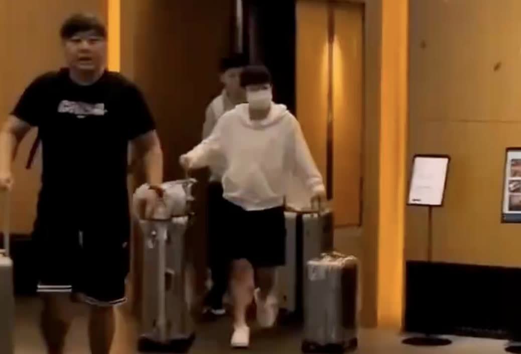 莎头离开日本：孙颖莎将飞瑞典，王楚钦回国休整，白T黑衬衫超帅
