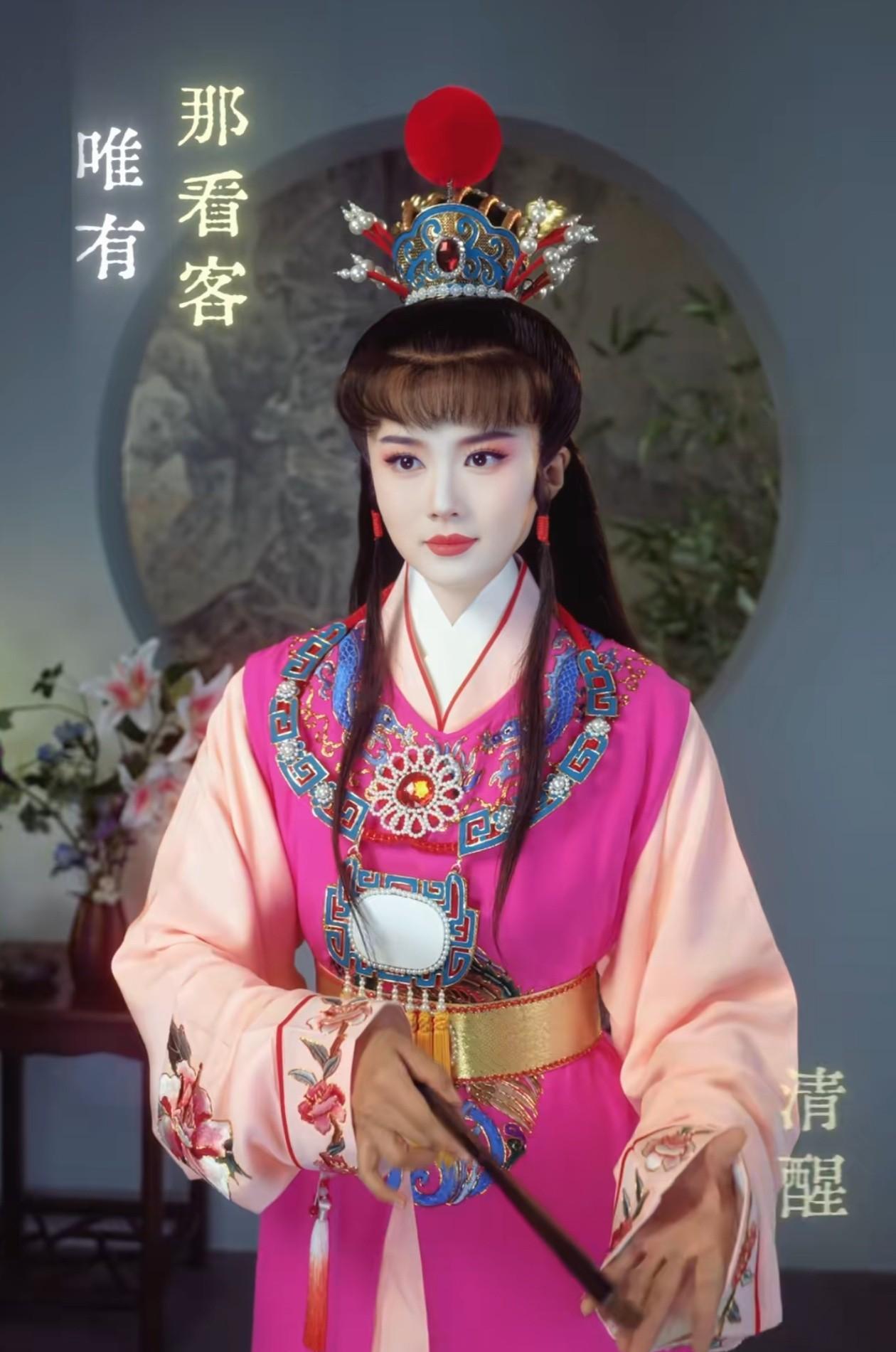 这是与辉同行的真真啊，这打扮让人惊艳啊！[赞][赞][赞]