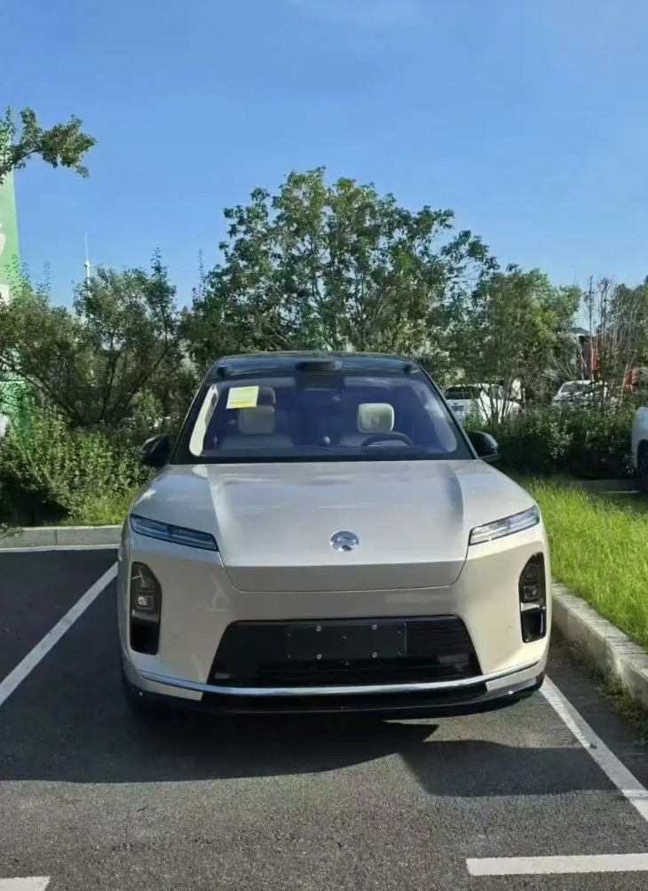 新ES8这前脸线条，个人还是不太能接受！

包括乐道的前脸也一样，虽然在乐道那个