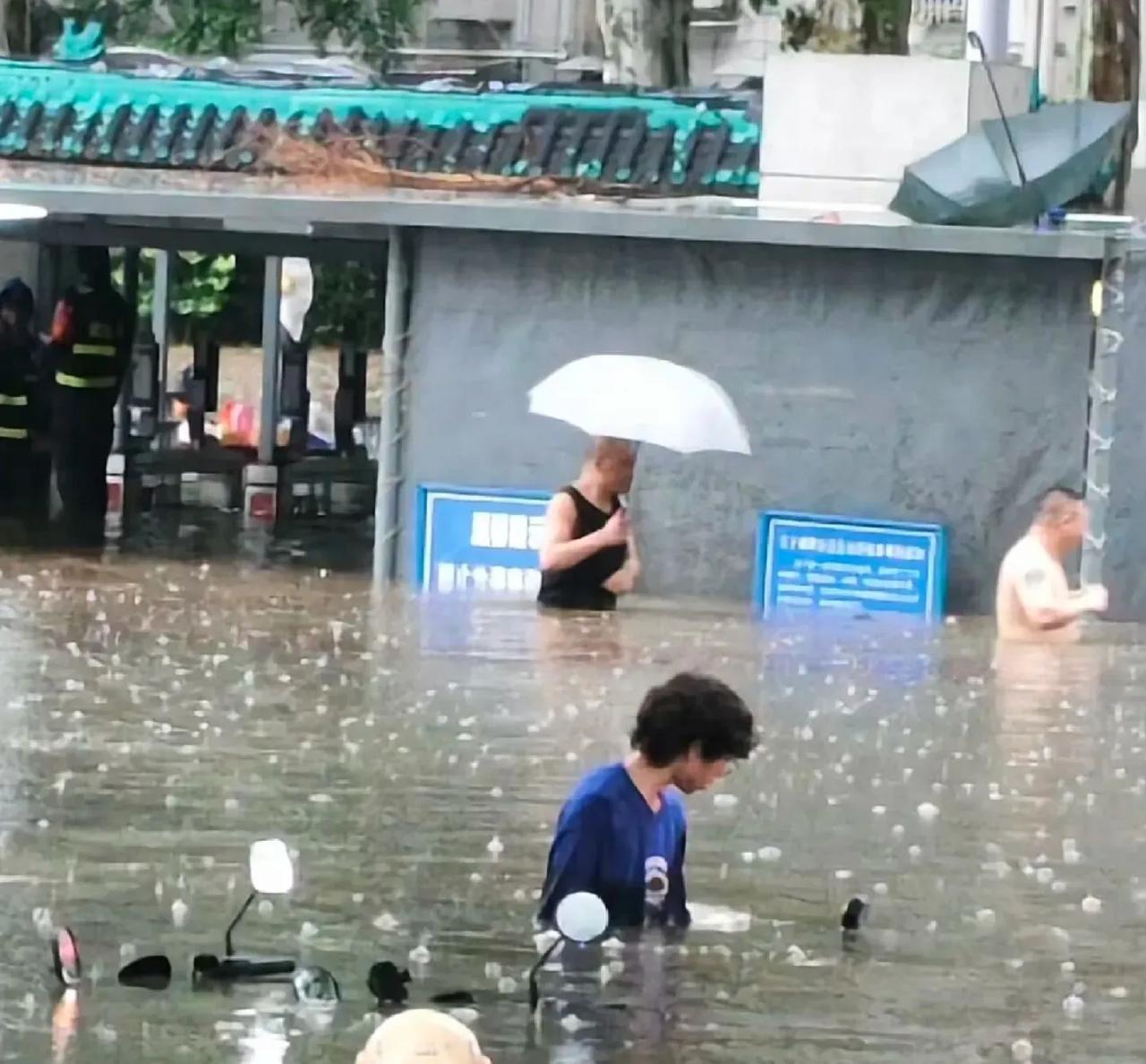 武汉暴雨，武汉大学蓝色体恤小伙火了。
         昨天武汉大雨，我武汉大学
