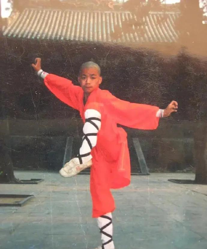 少林寺的江湖辈分：释小龙与明星们的奇妙渊源，及新任住持的到来
在武侠与演艺圈交织