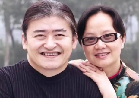 1987年，刘欢对主持人卢璐一见钟情，认识9天后就求婚成功。可是去民政局登记时，