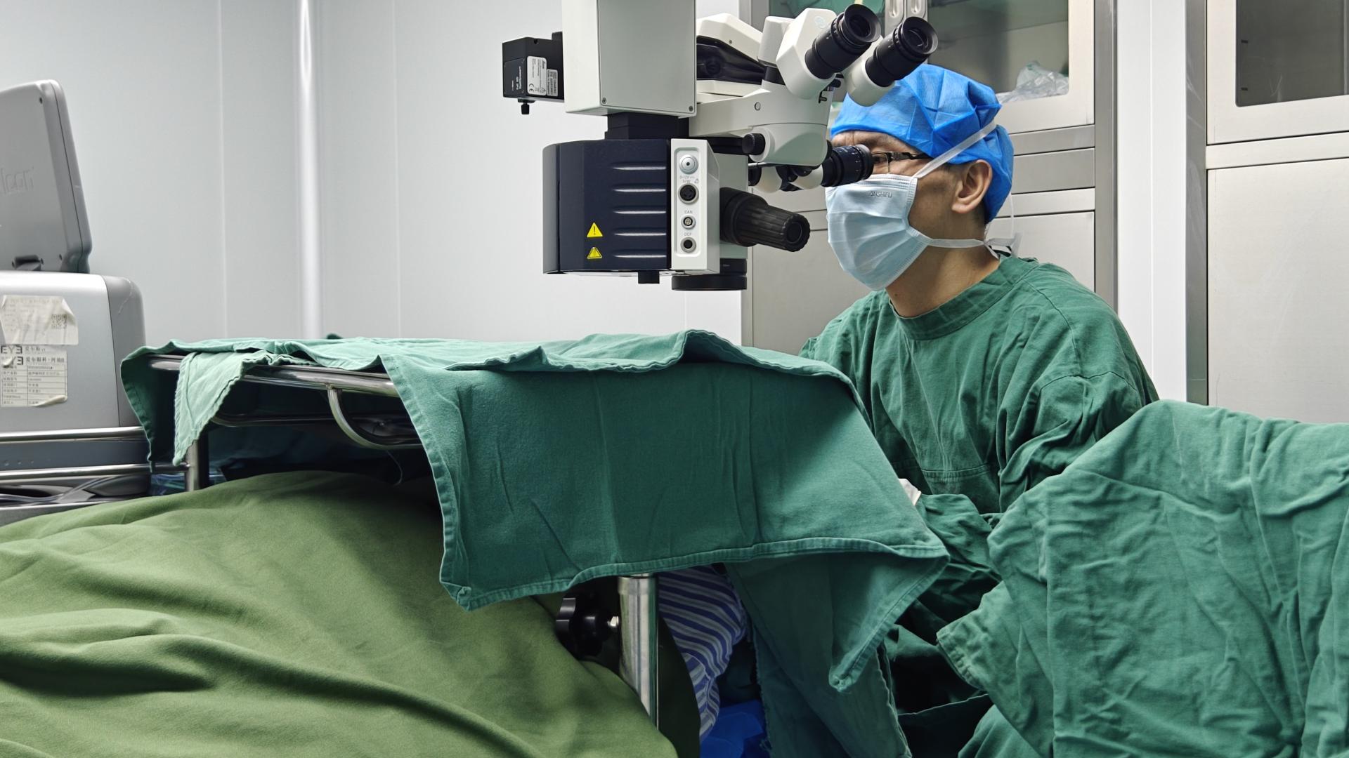 精湛医术解难题，高龄白内障患者重现光明