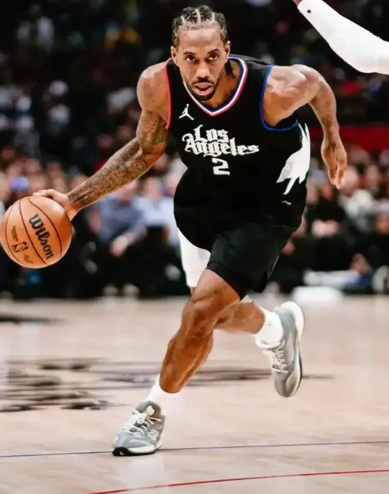 NBA历史上实力最强的十名小前锋球员：

第一名——詹姆斯。NBA常规赛得分历史