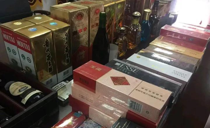 烟酒不分家，这下烟酒分家了。你发现没有，酒价在不停的下降，而烟价却在不停的上涨。