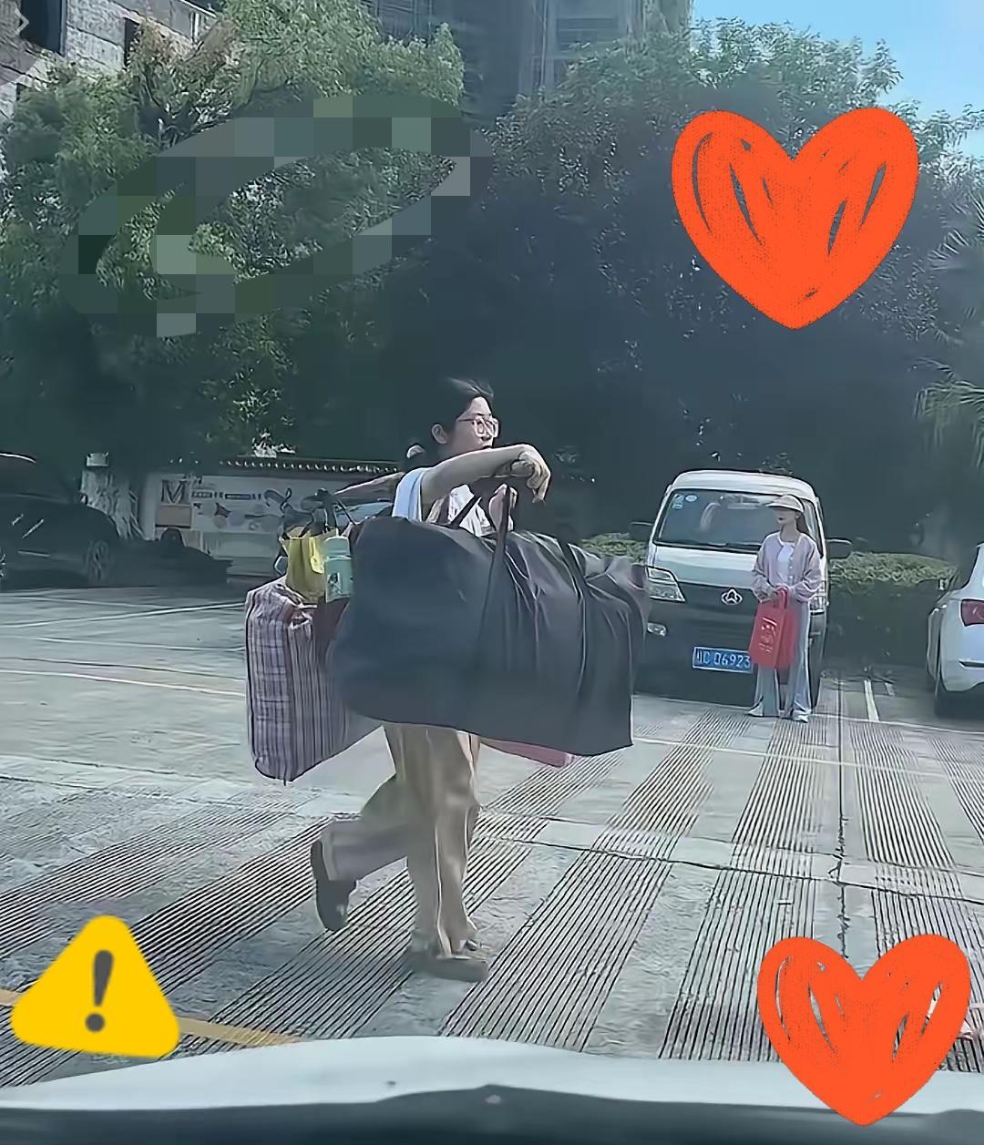 破防了！广西桂林，女孩走出考场，没有父母迎接，也没有朋友祝福，而是独自挑着行李回