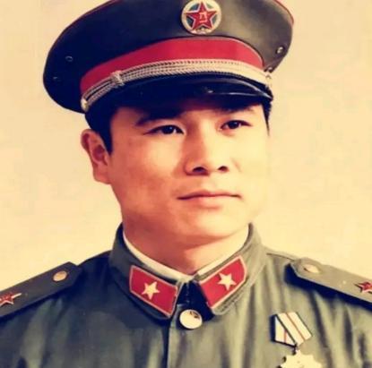 [中国赞]1979年，在中越自卫反击战当中，班长黄招强带着伤员进行撤离，然而就在