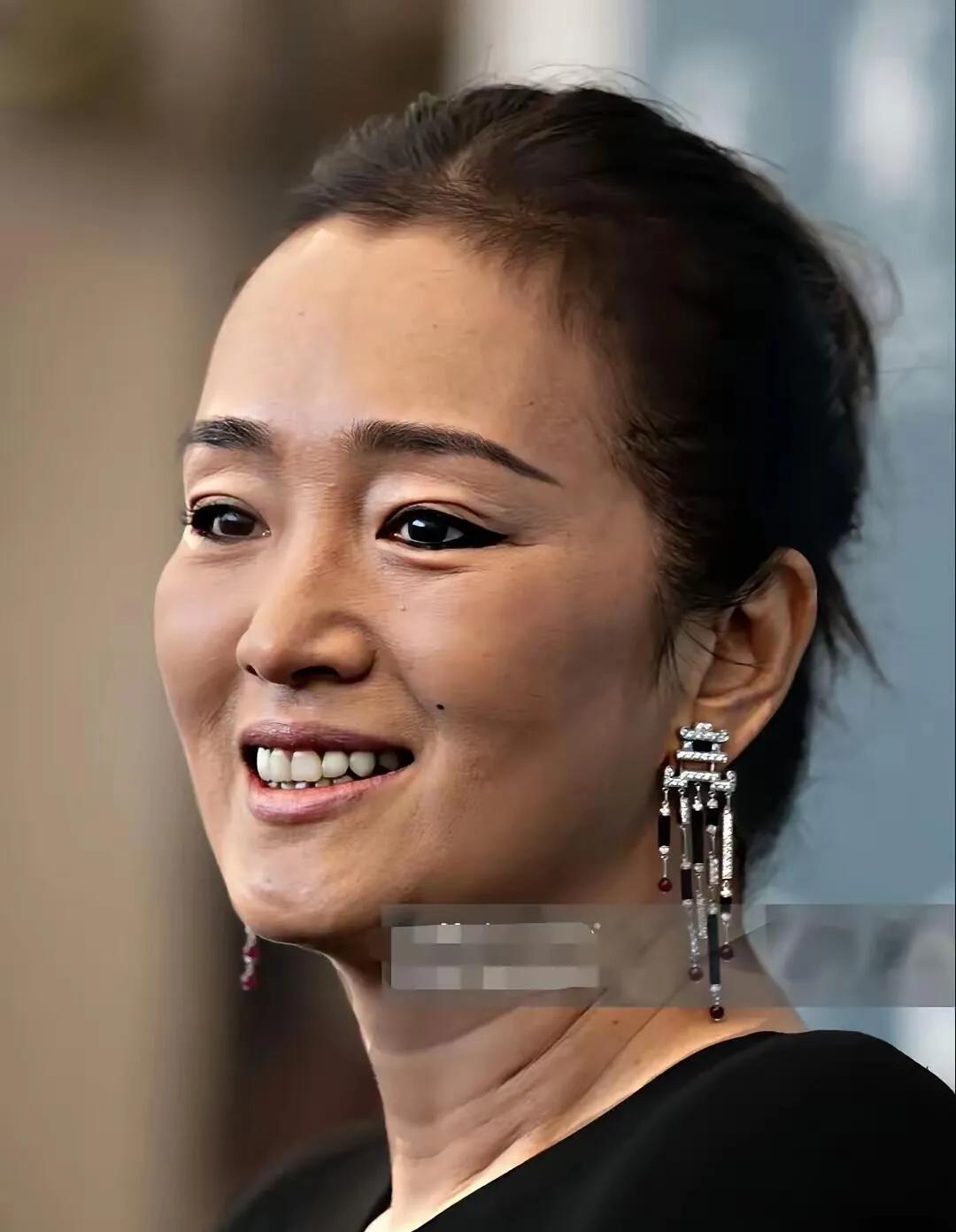 巩俐都60岁了，
状态真的绝！
脸上没有医美痕迹，皱纹、松弛都大大方方地展示着，