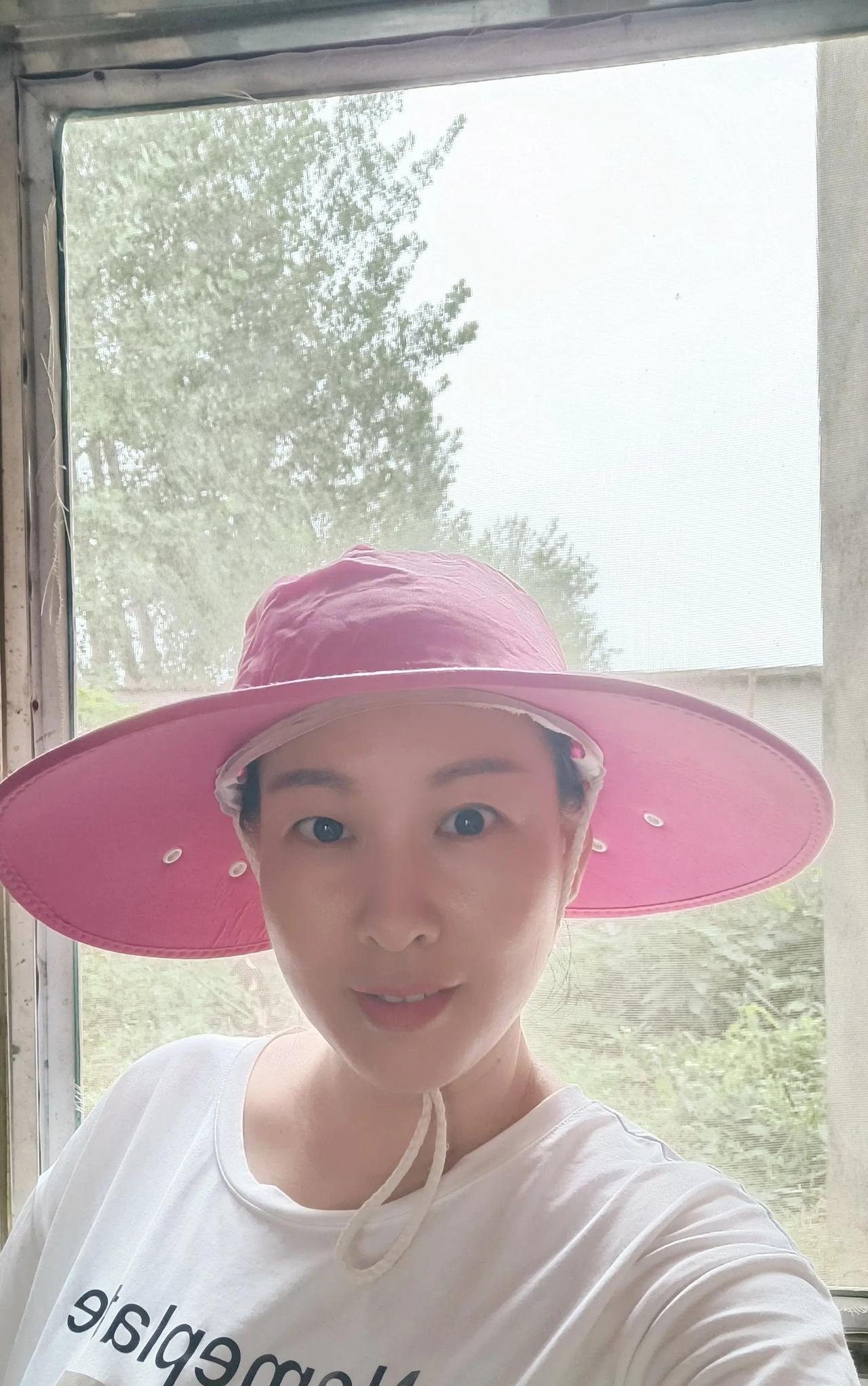 老公昨天没上班  白天在睡觉
下午他起来要出去保养车
我跟着他出去
去到保养处 
