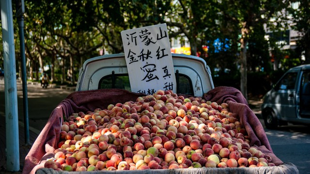 路边卖桃大爷的 “stacking 营销”，这波操作绝了！