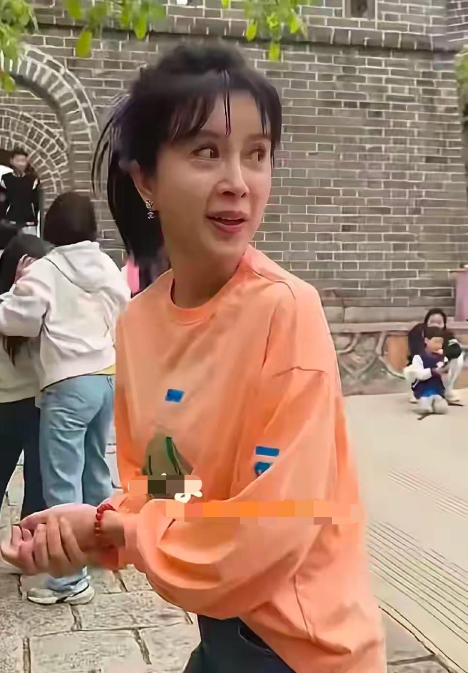 金巧巧以前多漂亮啊，不知道从什么时候开始变味儿了。从精致洋气的美 女，变成了土里