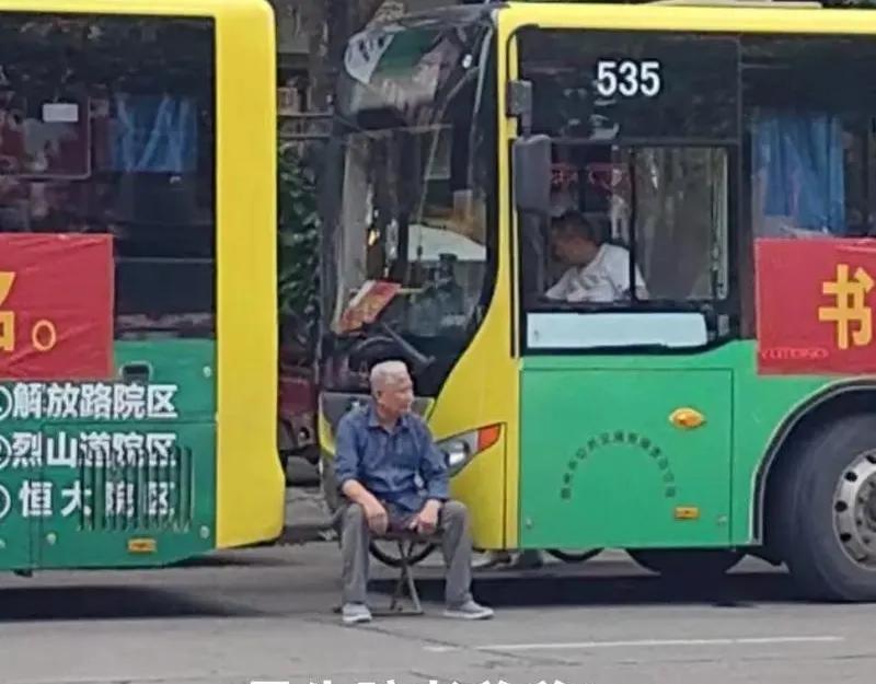 高温陪考，双孙磕头谢恩情
高温肆虐，考场外爷爷却坚守，为双胞胎孙子陪考。汗水湿透