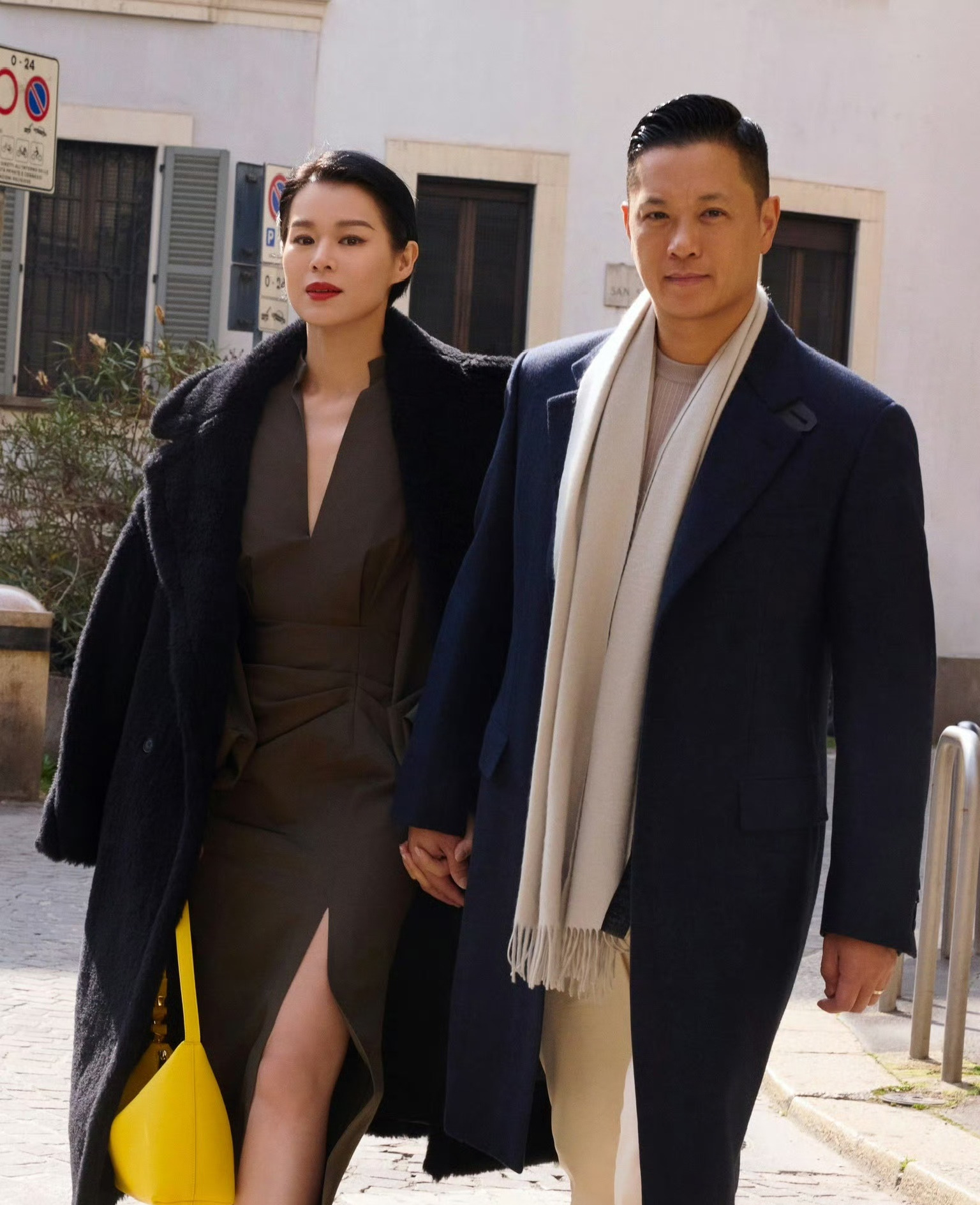 胡杏儿点赞老公回应搂抱事件











天呐！胡杏儿老公被拍到和美女搂