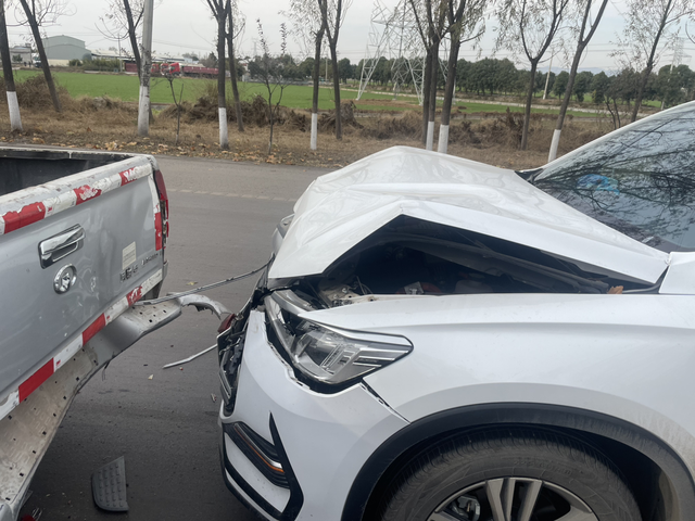 追尾了车友们一定要保持车距啊！
车距不够，前面的长城皮卡突然刹停，我急刹也没刹住