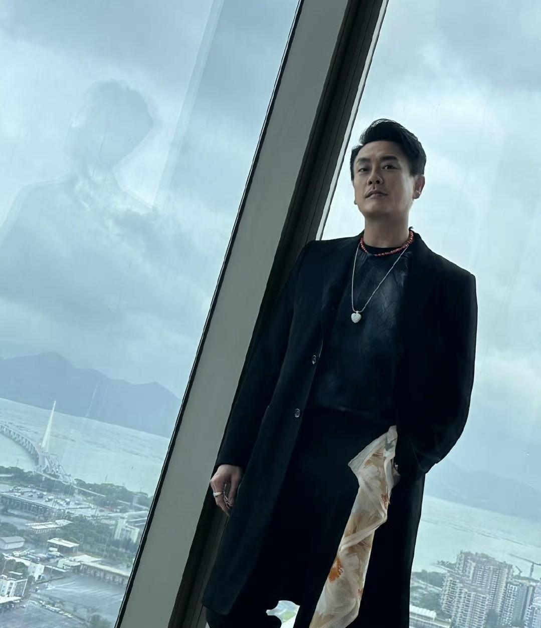 #我的宝藏兴趣# sao气穿搭还得看黄宗泽的，穿着一身黑，腰间配丝巾，大红袜子成