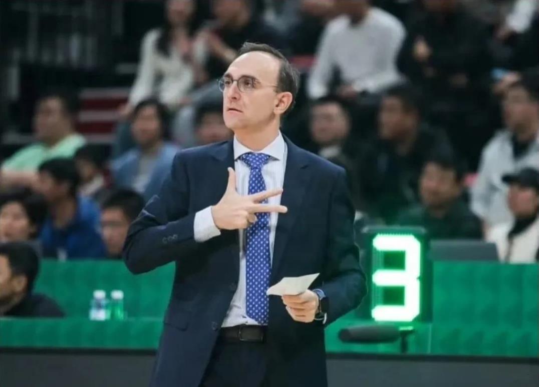 辽篮外援乌戈洛佩斯确实把辽篮当“家”了，之前郭艾伦受伤一直不好，他也是凭借人脉积