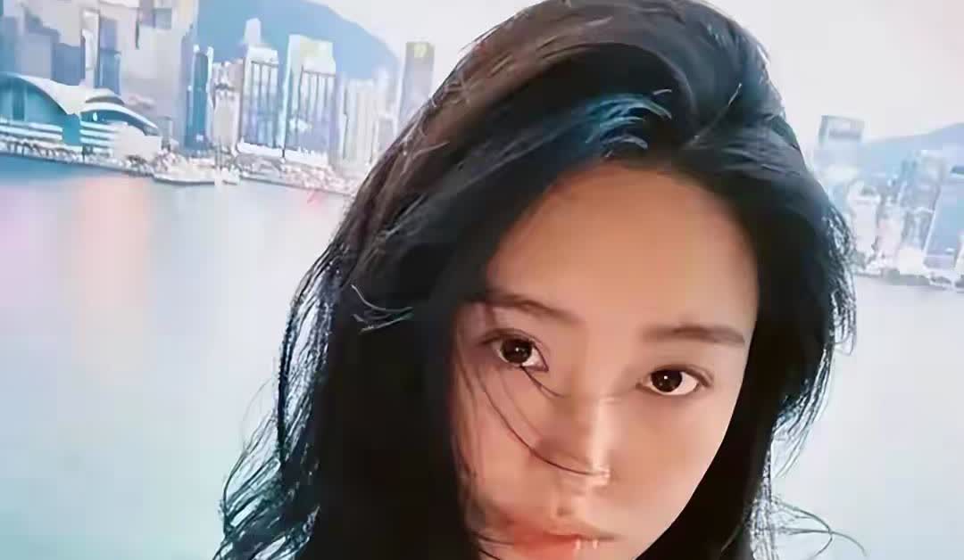 女星杨采钰被爆香港产子后回福建，婆家金鹿集团不理，她暂住酒店