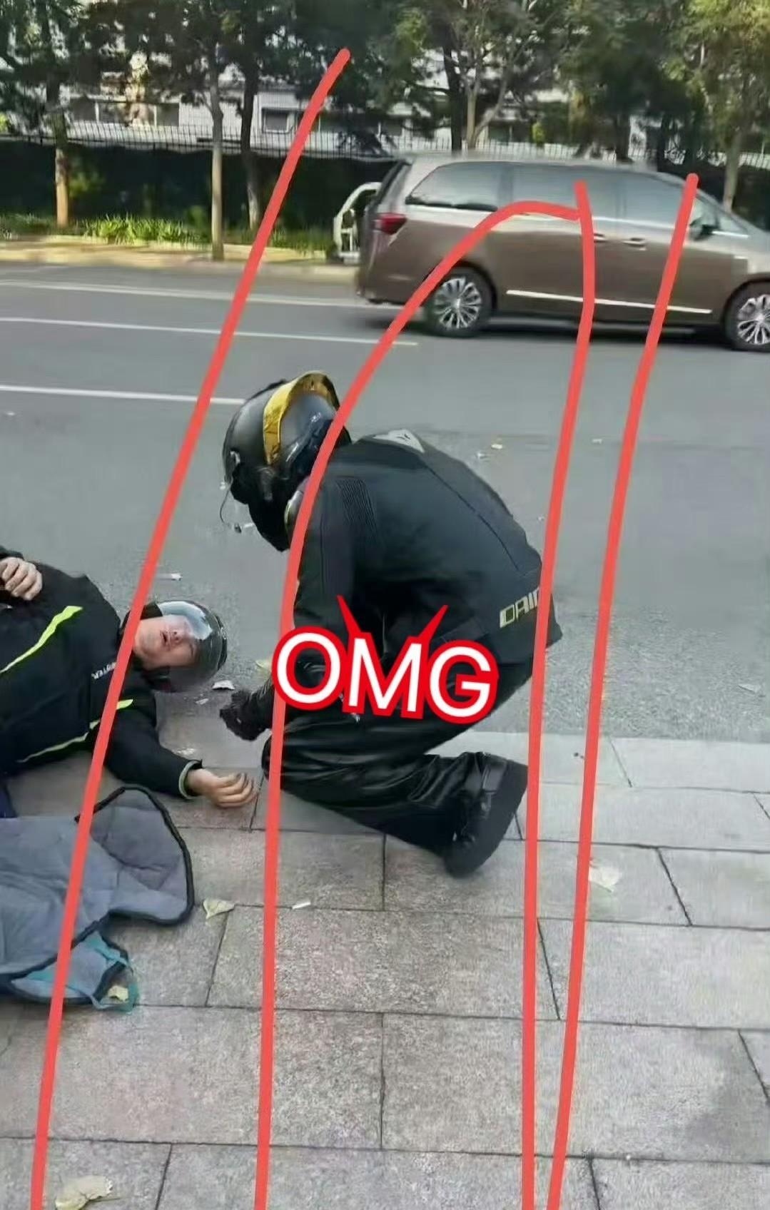 TFBOYS弟弟团成员左航疑似骑车撞人了！刚刚有网友爆料称国庆期间左航骑摩托车撞