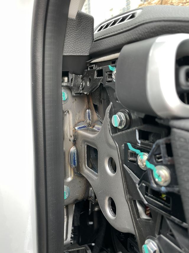 能发个小财吗
今天搞了个行车记录仪，想保险盒取电，结果看到里面这样子，这是事故车