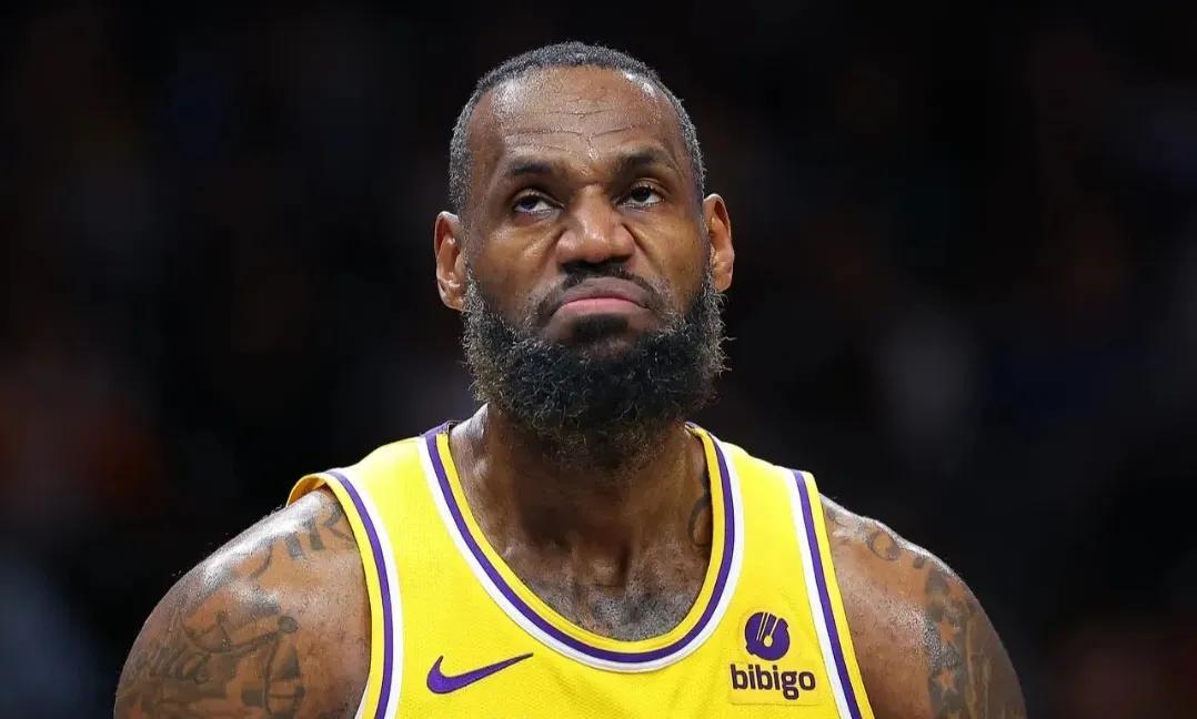 NBA历史地位排名前十的小前锋：
1、勒布朗-詹姆斯
2、拉里-伯德
詹姆斯第一