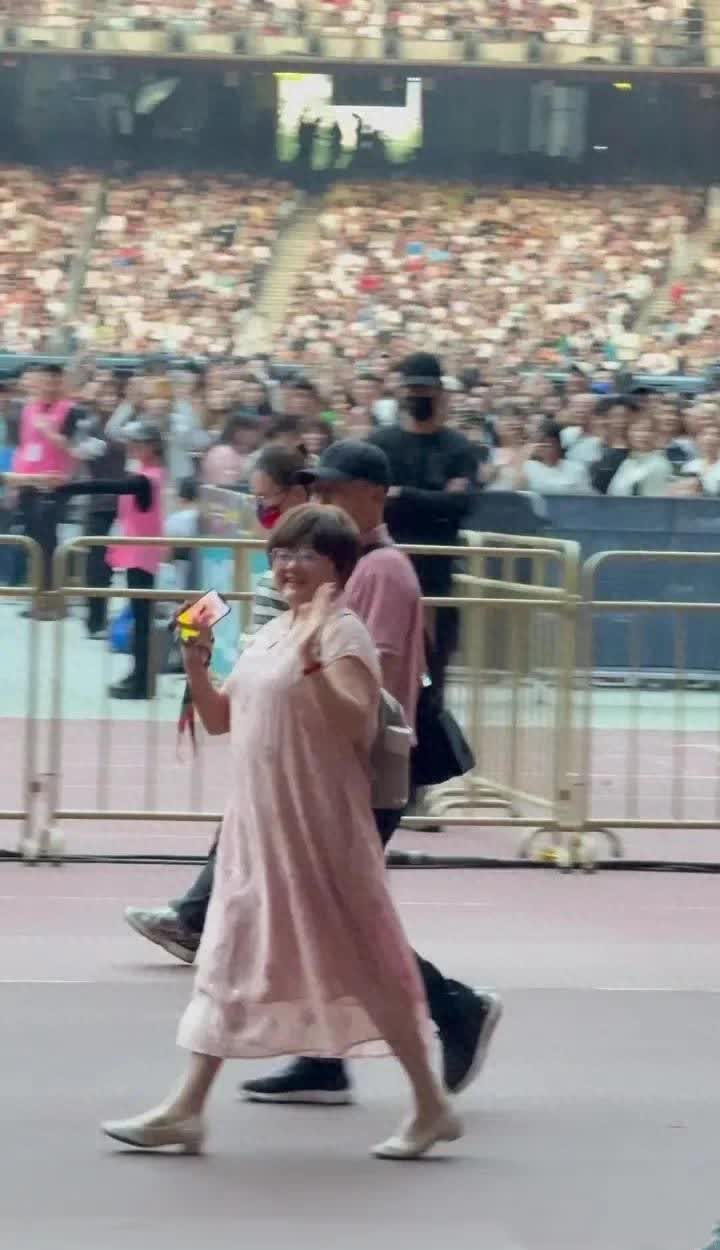 张杰妈妈现身儿子演唱会母子如复制黏贴 妈妈衣品跟谢娜妈有的一拼

看完张杰母
